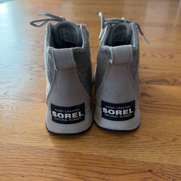 SOREL Out N About III Waterproof Duck Boot in DOVE/ JET (Size 6 **runs small) - Picture 6 of 9